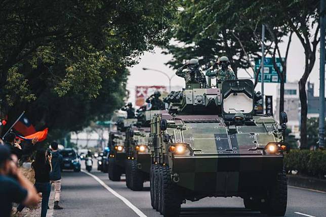 國軍戰備周持續進行，圖為陸軍裝甲586旅所屬的30機砲戰車機動返部。（取自中華民國陸軍臉書）