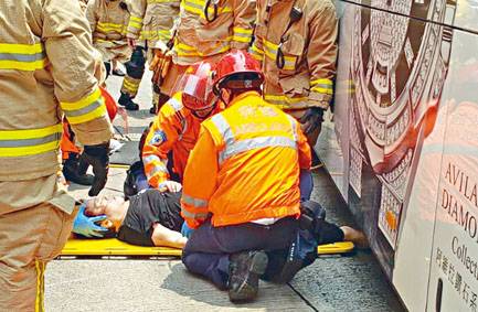 ■女途人被旅巴撞至昏迷，救援人員即場施救。