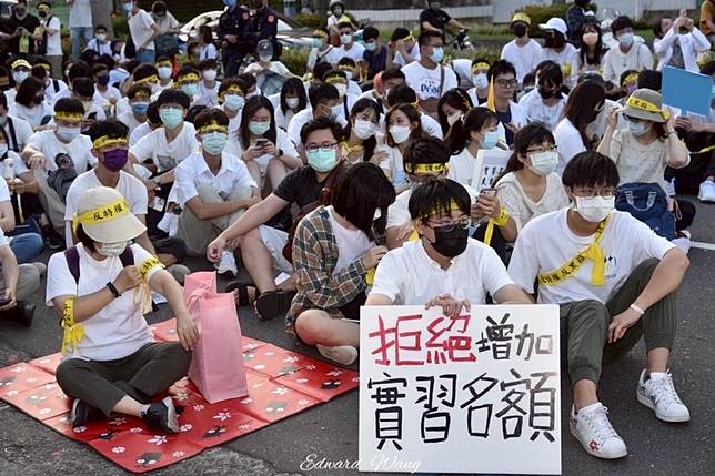 2022年11月13日，立院前有超過500名牙醫師、醫師、教師、學生及民眾，高喊「反對獨厚權貴、破壞醫療品質」、「國外實習名額、寫進施行細則」。（圖片來源／徐志榮研究室提供）