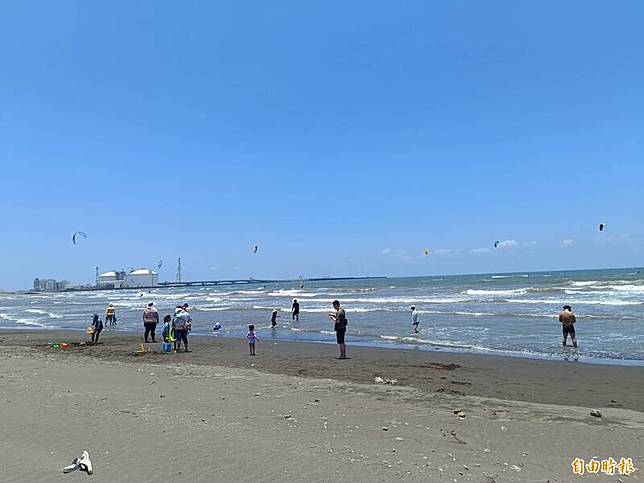 觀音濱海遊憩區湧現夏日戲水人潮。(記者鄭淑婷攝)