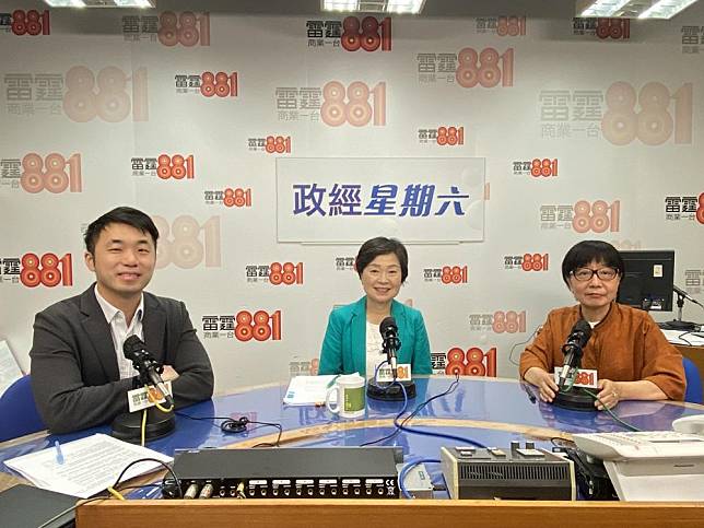 教育局長蔡若蓮出席商業電台訪問。(商業電台圖片)