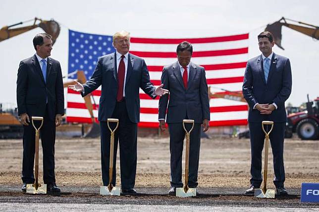 2018年6月，美國總統川普（左二）與鴻海董事長郭台銘（右二）出席威斯康辛州興建廠區動土典禮。（資料照，美聯社）