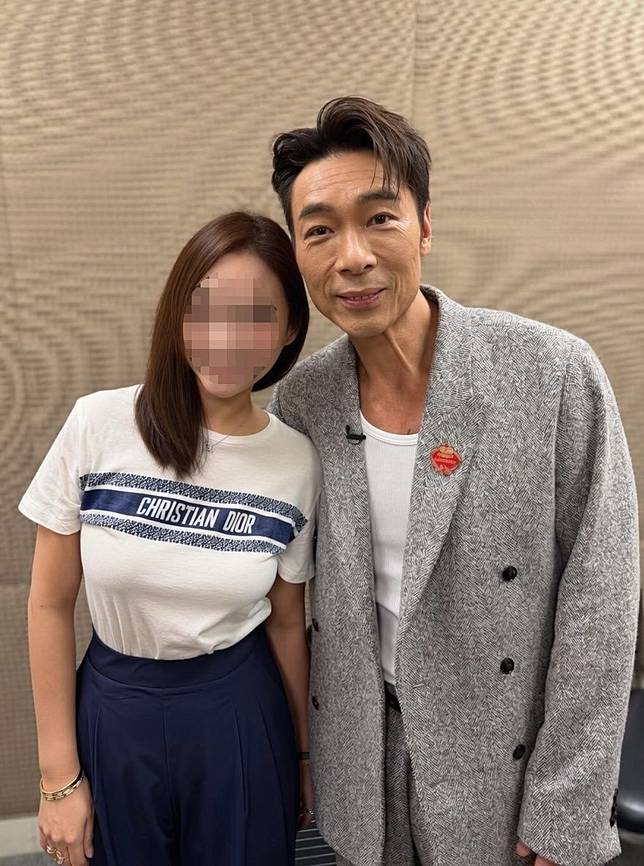 網友曝光許志安近期與粉絲合影，驚呼其「老了30歲」。翻攝自臉書社團「爆廢1公社」