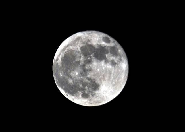 「超級月亮」出現，單憑肉眼可清楚看到月球表面的坑洞及陰影。