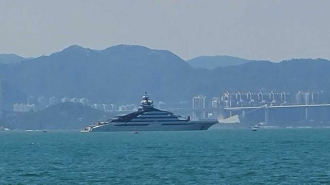 俄富商超級遊艇被拍到在昂船洲對開　陳業輝攝