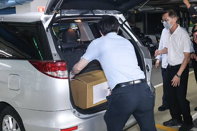 檢調搜索林宜瑾辦公室，並帶走一箱資料離開。資料照。陳品佑攝
