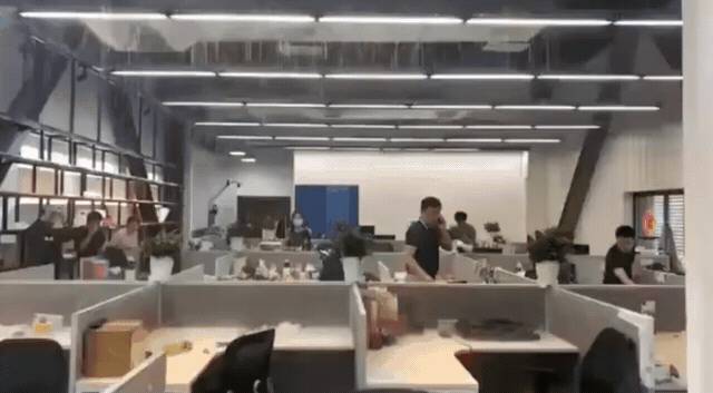 辦公室員工們紛紛搬移電腦，或用塑膠袋覆蓋，再用水桶接水。（翻攝自網路）