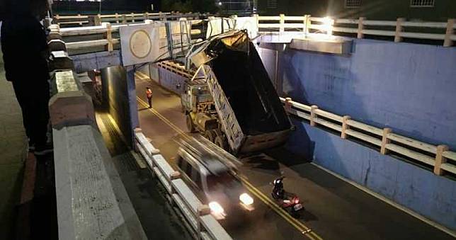 嘉義砂石車後車斗突翹起　轟然巨響撞卡地下道