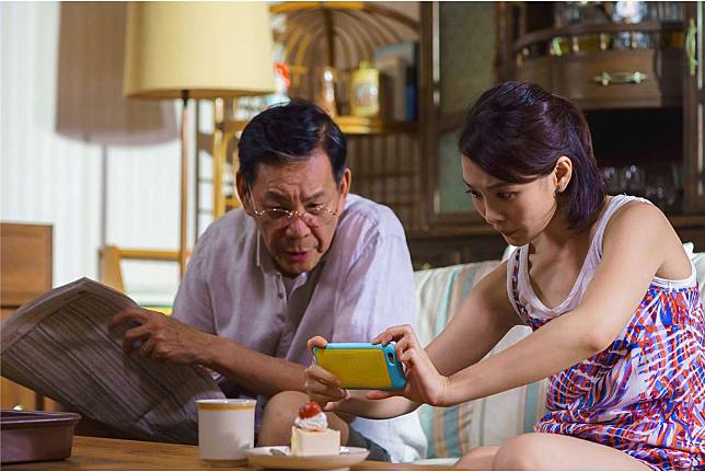 龍劭華與李亦捷在《大齡室友》詮釋祖孫輩分的「室友」、一開始互看不順眼。（公視提供）