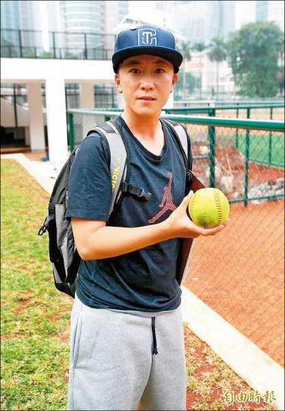 球教練潘慈惠帶球來確認彈跳，可惜場地尚未完工，害她不得其門而入。(特派記者林岳甫攝)
