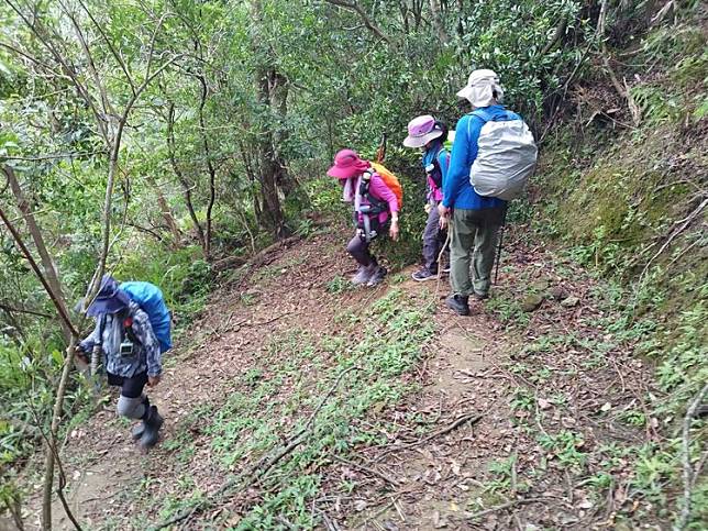 消防人員引導登山客下山。消防局提供