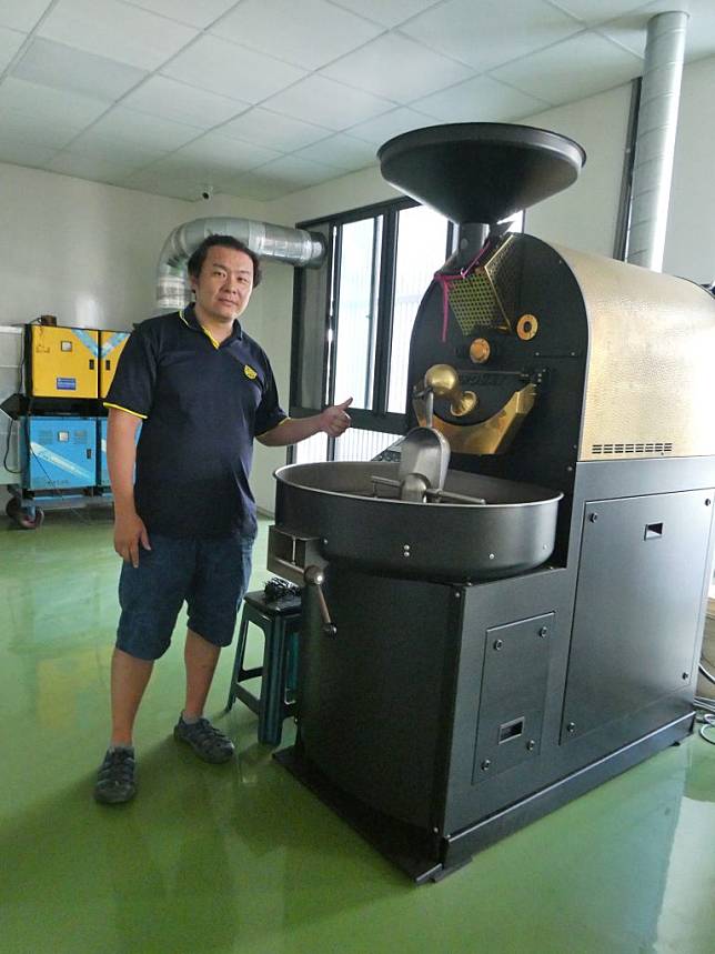 津香茶業引進有「咖啡烘焙機ＬＶ」之譽的百萬元級德國PROBAY烘豆機烘焙阿里山咖啡。（記者陳俊文攝）