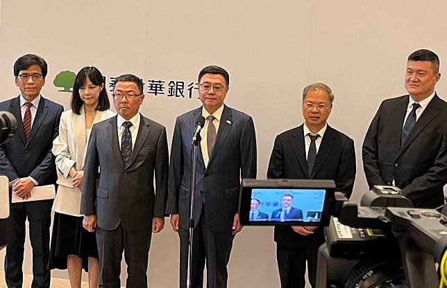 行政院長卓榮泰視察國泰世華銀行打詐情況前針對議題時事回應。（圖/陳林幸虹攝）