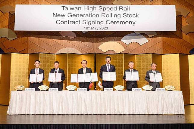 台灣高鐵公司今(18)日下午在日本東京，與日立東芝聯盟(HTSC)簽訂新世代列車組採購契約，由台灣高鐵公司董事長江耀宗(左三)與日立東芝聯盟代表共同簽署。(台灣高鐵提供)