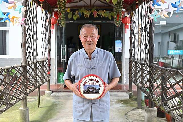 Yan Jinchang shows a drum at his village homestay in Xiaogang Village of Fengyang County, east China's Anhui Province, July 25, 2024. (Xinhua/Li Xin)