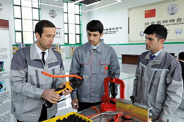 A Tajik professor introduces how to cut steel pipe to students at the Luban Workshop in Dushanbe, Tajikistan, April 12, 2023. (Photo by Kalizhan Ospanov/Xinhua)