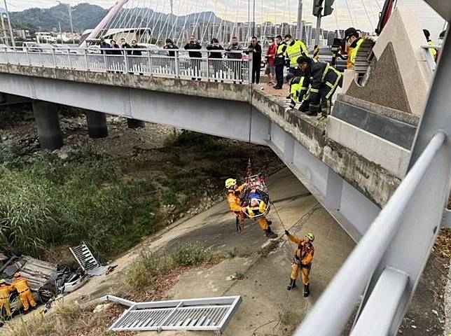 台中市周姓姊弟九日開車行經北屯區大坑情人橋時，疑遭開車陳姓男子闖紅燈撞上，因碰撞力道猛烈，周車失控撞破護欄後，墜落約六公尺深的邊坡橋下，釀一人死亡二人受傷。（記者陳金龍翻攝）