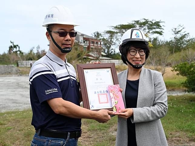 台東森林公園工程遇黑面琵鷺造訪暫停工程，縣長饒慶鈴頒發全國首筆生態檢核通報獎勵金。（記者鄭錦晴攝）