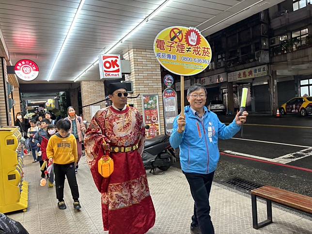 暖暖區衛生所舉辦「友善環境 齊拒菸煙」，祖孫提燈踩街，宣導菸害。(記者鄭鈞云攝)