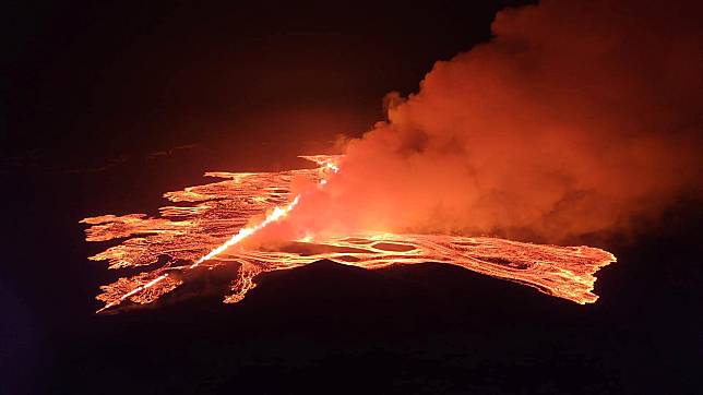 冰島雷克雅內斯半島火山再度噴發。（圖／美聯社）
