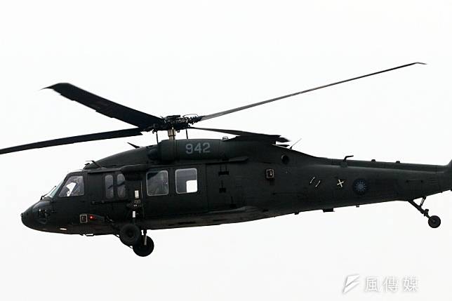 空軍原規劃將現有5架UH-60M黑鷹直升機加裝夜視搜救裝備，空軍參謀長黃志偉表示，我方針對原機構改編列預算約19億6000萬元，但美方報價高達43億元，購買新機5架更高達180億元，因此空軍已取消2案。（資料照，蘇仲泓攝）