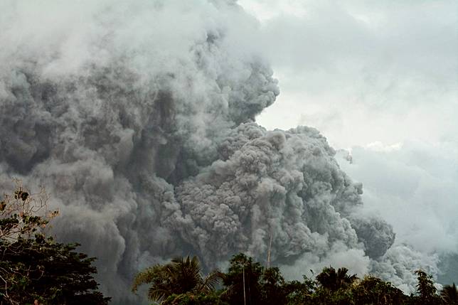 2026年5月2日，菲律賓馬永火山噴出的大量火山灰。美聯社