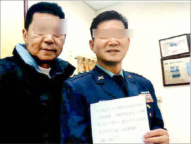 陸軍步兵訓練指揮部上校向德恩(右)涉嫌被曾任媒體記者的邵維強(左)吸收成為共諜，穿著軍服簽下「投降承諾書」。 (記者黃佳琳翻攝)