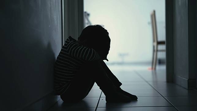 高雄小一生被老師出手搧頭，抓頭髮拖至走廊，關在辦公室座位下禁足。媽媽心疼控訴