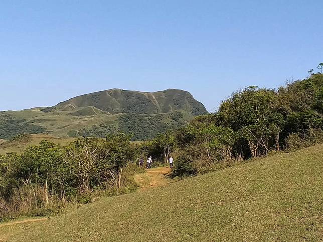 ▲許多人來到桃源谷都是為了看像極了拉不拉多犬的灣坑頭山 (圖/星期五體育課粉絲團)