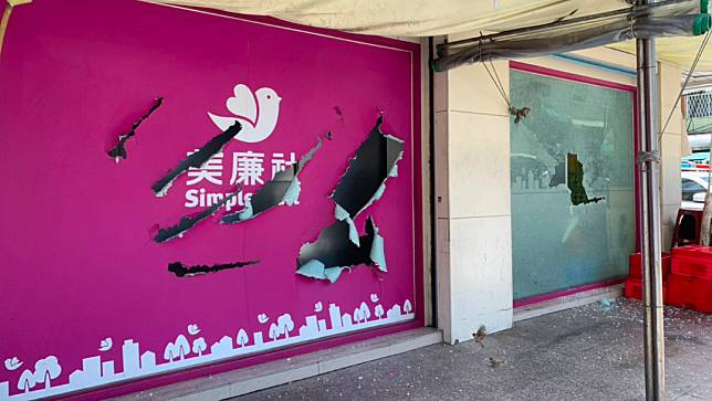 台南市一家美廉社超市遭男子莫名持鐵橇破壞。讀者提供