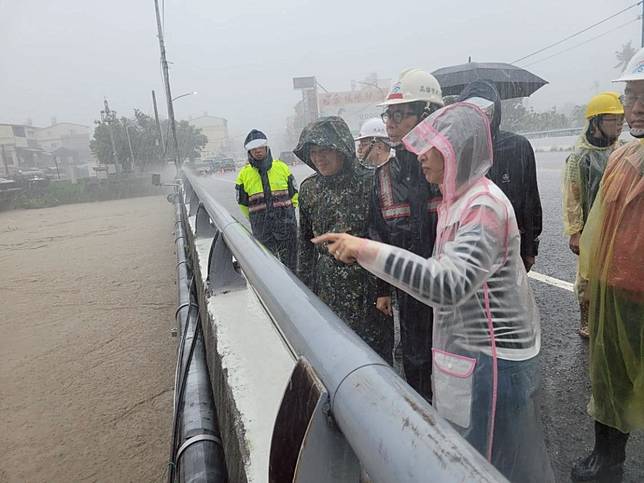 凱米颱風帶來強烈風雨，高雄市長陳其邁前往美濃勘察，了解當地受災情形。（圖片來源／高雄市政府）