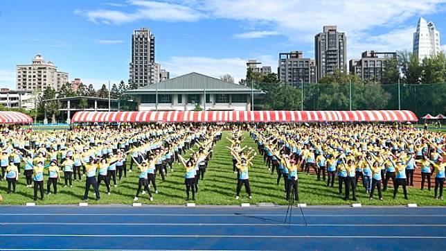 桃園市早覺會主辦多年長青友愛運動聯歡活動，邀集眾多長輩們共同來做運動。圖：市府提供