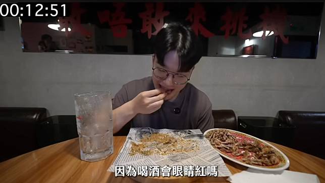 「吃貨豪豪」被店家刁難重啃骨頭。擷取YouTube吃貨豪豪HowHowEat