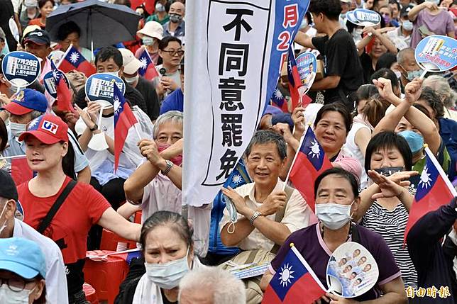 台下民眾一起比不同意罷免手勢。(記者叢昌瑾攝)