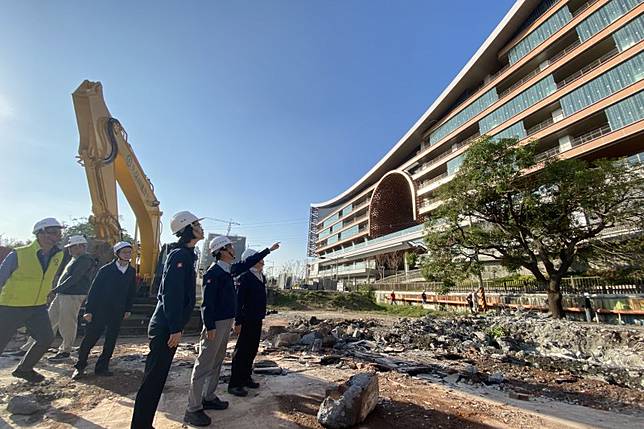 高雄市副市長林欽榮率地政局、工務局公園處、交通局等團隊，前往視察鳳山車站第85期重劃區曹謹路打通段之地上物拆除及道路開闢工程。（圖/高市地政局提供）