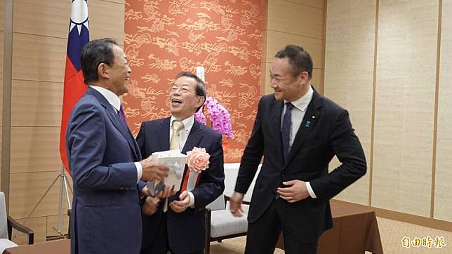 自民黨副總裁麻生太郎(左)及前外務副大臣鈴木馨祐(右)向駐日代表謝長廷表達祝賀，3人相談甚歡。(記者林翠儀攝)