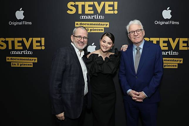 導演摩根內維爾（左起）、席琳娜戈梅茲、史提夫馬丁一起參加《史提夫馬丁：喜劇人生2部曲》首映。（Apple TV+提供）