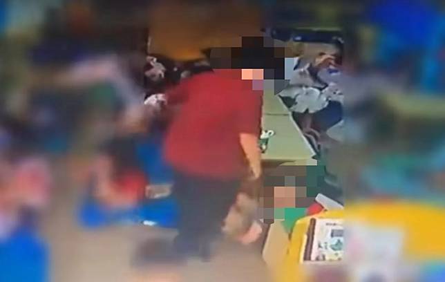 幼兒園監視器影像拍下教保員拿掃把丟男童，並將其逼到角落。翻攝百福社區好厝邊臉書
