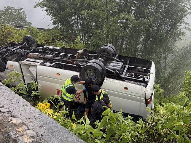 車上駕駛及乘客共16人受傷送醫。（圖：仁愛分局提供）