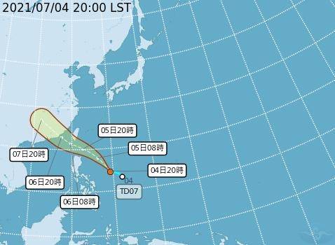 熱帶低氣壓(TD07)蠢蠢欲動，正以39公里時速快速向西北方行進，不排除形成今年第6號颱風「烟花」。(中央氣象局提供)