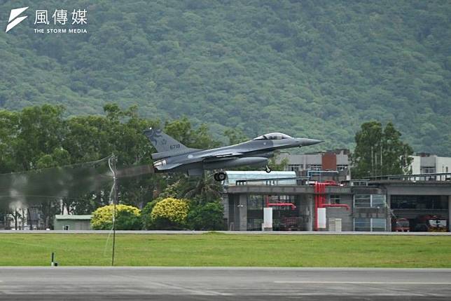 國防部預告「軍事營區安全維護條例」配套法規。圖為漢光40號演習，空軍F-16V戰機於花蓮空軍基地起飛。（資料照，陳昱凱攝）