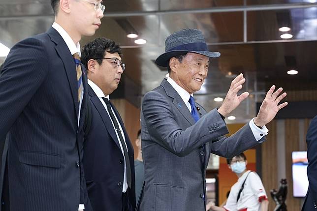 日本前首相、現任自民黨眾議院議員麻生太郎（著灰色西裝者）5月22日提出一項取消外國客購物免稅的議案。圖為麻生太郎2023年8月訪台。（資料照片／陳愷巨攝）