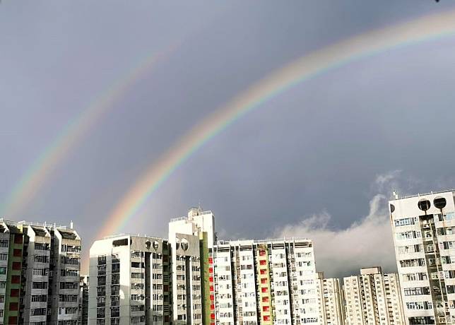 大埔市中心一帶今早罕見地出現雙彩虹。（網上圖片）