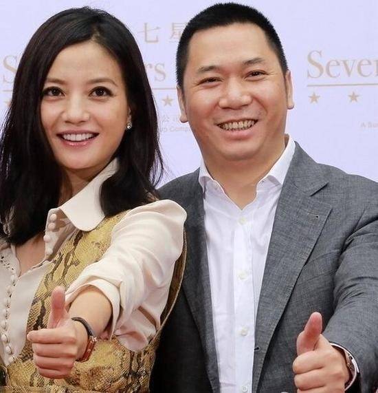 中國演員趙薇(左)及其丈夫黃有龍。(圖擷取自微博)