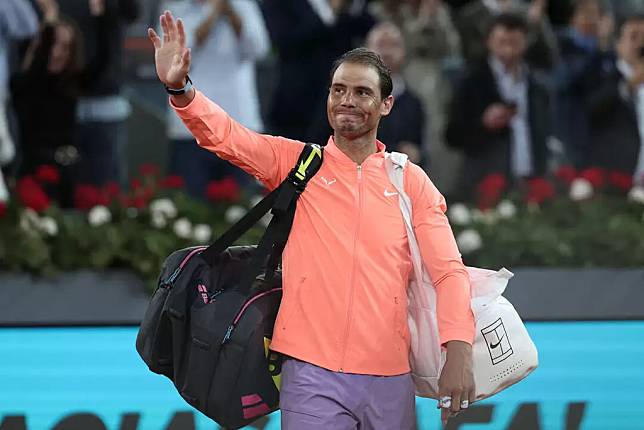 前世界球王納達爾(Rafael Nadal)在馬德里公開賽最後一場比賽向球迷道別。法新社