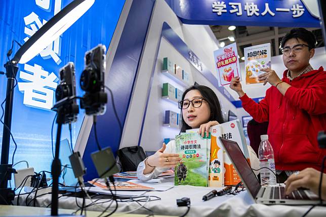 中國盛行在抖音上直播帶貨，因此還打擊到傳統電商的生意。（圖／新華社）
