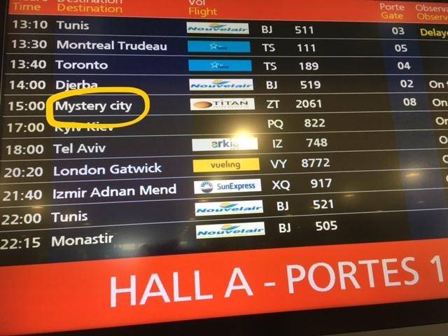 航班資訊看板顯示「神秘城市」