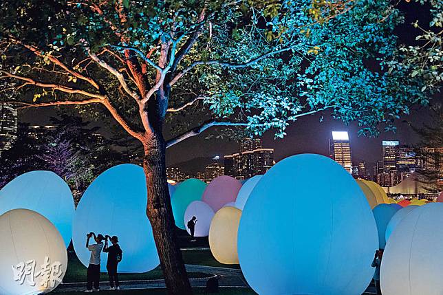 「teamLab：光漣」展覽中的「發光蛋」如人、城市與藝術共生共在的關係，互相連繫與影響。（朱安妮攝）