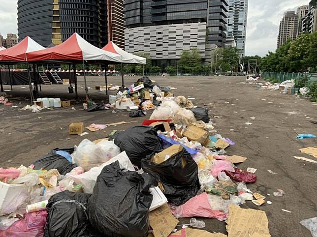 韓國瑜辦完活動，活動現場今早還留大堆垃圾，民眾怒：垃圾出去。(圖：讀者提供)