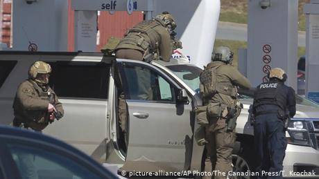 4月19日周日早上，加拿大警方在新斯科舍省恩菲爾德市的一個加油站圍捕嫌犯。